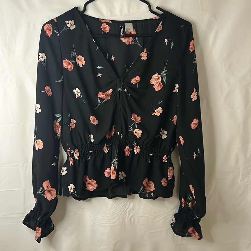 Women’s blouse size US4 Divided floral feminine cropped flowy ruffled sleeve